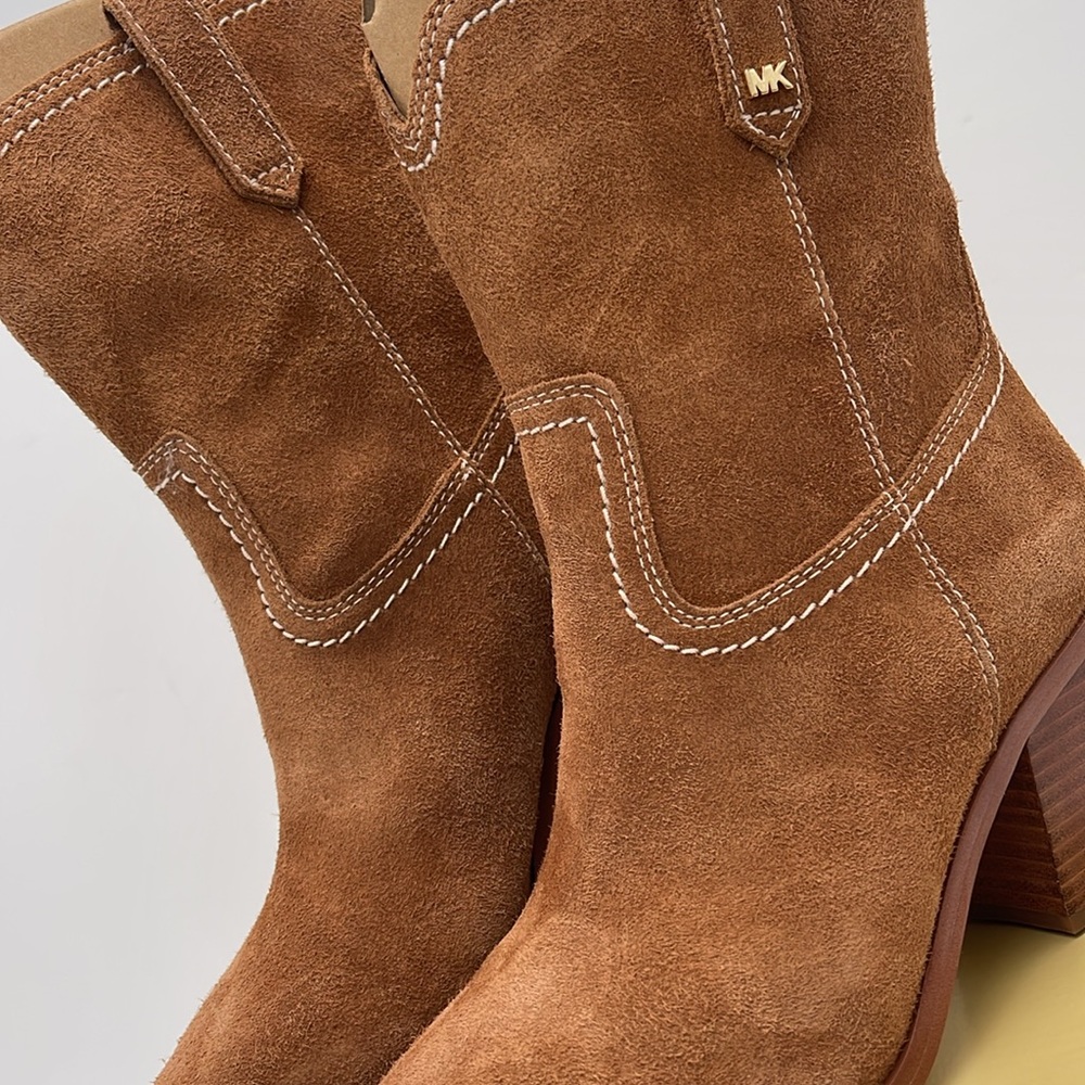Michael Kors WAVERLY HEELED BOOTIE JUNGLE SUEDE
49F4WVME6S
LUGGAGE - Picture 8 of 16